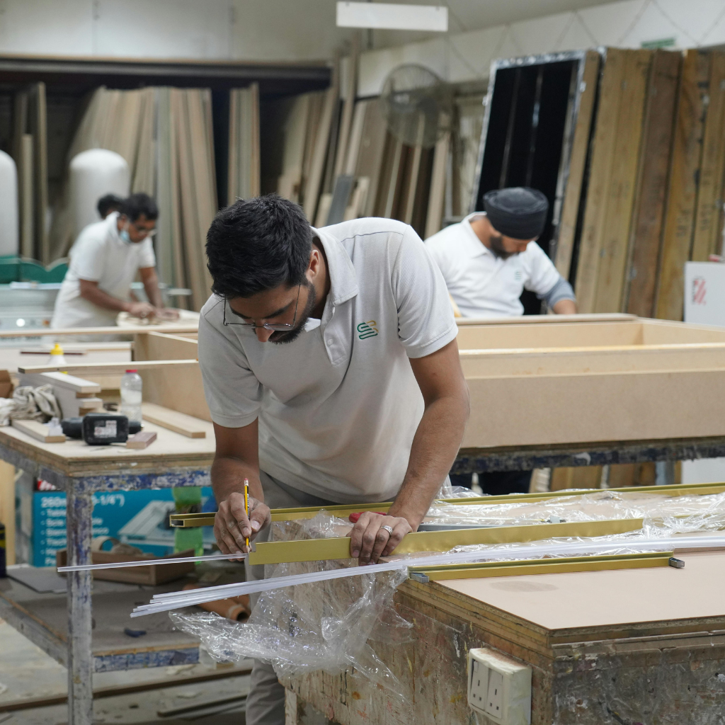 ورشة نجارة الألمنيوم و MDF والزجاج